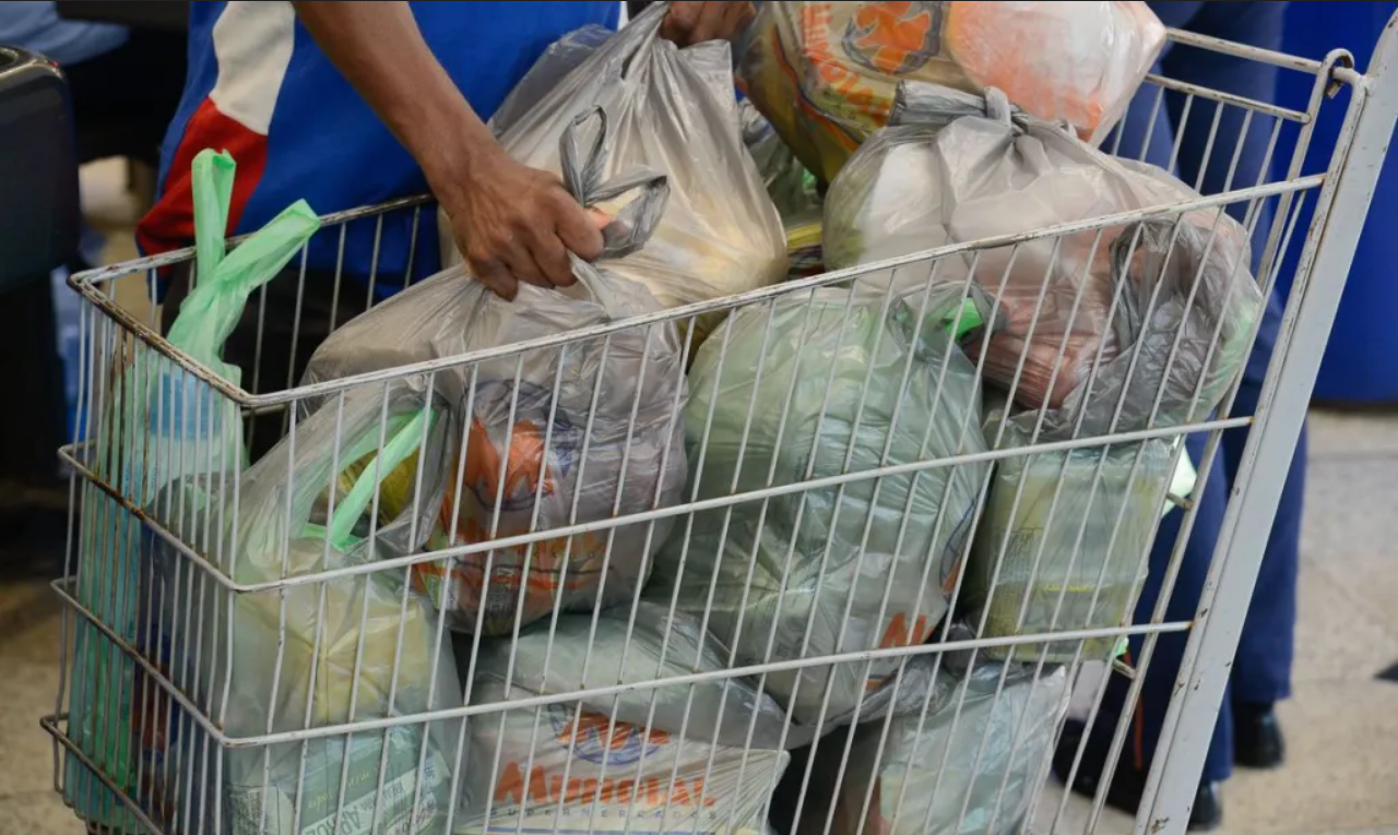 Associação Brasileira de Supermercados pede para população não comprar produtos em grandes quantidades